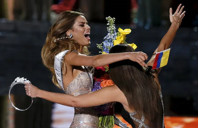 Hoa hậu Ariadna Arévalo ôm chầm lấy chị họ của cô, Hoa hậu Hoàn vũ năm 2014 Paulina Vega, trên sân khấu khi MC công bố cô là Hoa hậu Hoàn vũ năm 2015. 