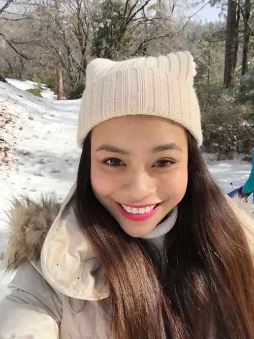  Nguyễn Ý Nhi sở hữu khuôn miệng rộng, đôi mắt biết nói và cặp chân mày rậm giống hệt Hồ Ngọc Hà 