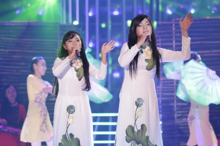 Phương Mỹ Chi – Nam Cường hóa thân thành nữ ca sĩ Phi Nhung.