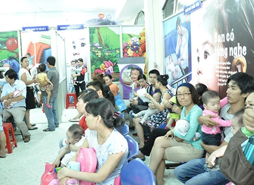 TP.HCM: Cả gia đình đi lấy số tiêm vaccine dịch vụ ảnh 5