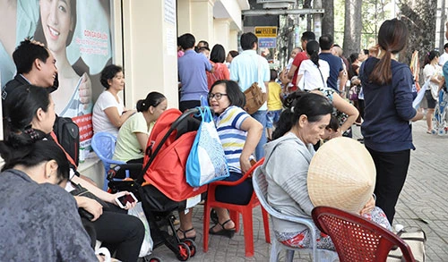 TP.HCM: Cả gia đình đi lấy số tiêm vaccine dịch vụ ảnh 7