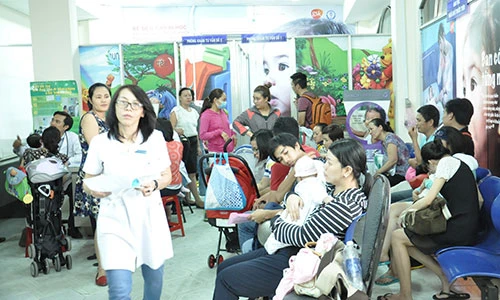 TP.HCM: Cả gia đình đi lấy số tiêm vaccine dịch vụ ảnh 11