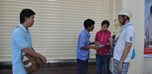 TP.HCM: Cả gia đình đi lấy số tiêm vaccine dịch vụ ảnh 3