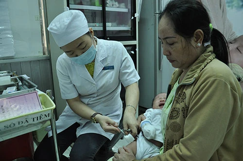 TP.HCM: Cả gia đình đi lấy số tiêm vaccine dịch vụ ảnh 10