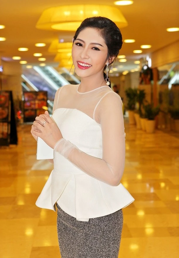 Người đẹp sinh năm 1995 cho biết, cô có nhiều cơ hội công việc sau khi đạt danh hiệu Hoa hậu Đại dương 2014. Nhờ đó, hoàn cảnh gia đình cô cũng bớt khó khăn hơn. Ảnh:NVCC Hoa hậu Thu Thảo lên tiếng về nghi án tình cảm với Bằng Kiều