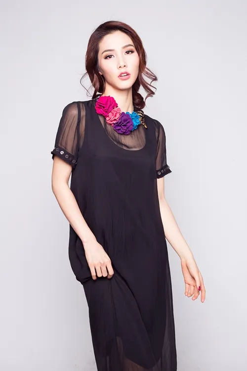 Diễm My 9X khoe đường cong trong váy bó