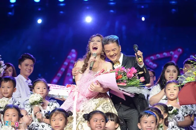 Đàm Vĩnh Hưng bất ngờ xuất hiện mừng sinh nhật Mỹ Tâm