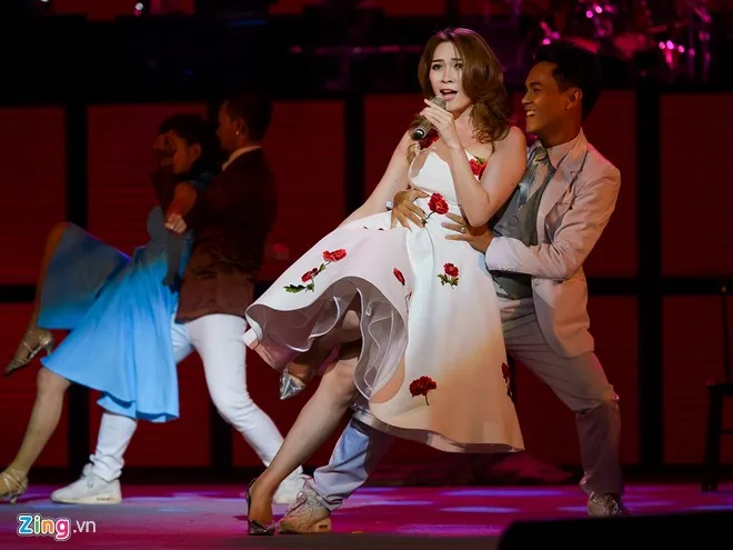 Đàm Vĩnh Hưng bất ngờ xuất hiện mừng sinh nhật Mỹ Tâm