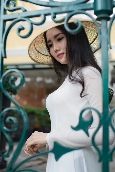 Vợ 9X của Ngô Quang Hải mặc áo dài dạo phố Sài Gòn