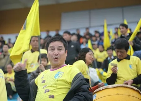 Nghệ sỹ hài Chí Trung là một trong những cổ động viên thắp lửa sân cỏ Hà Nội.