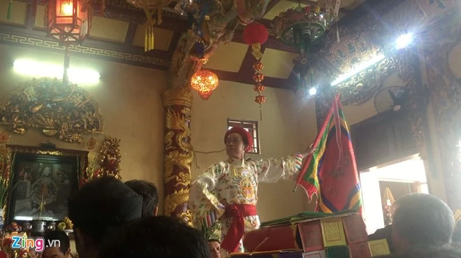 Hoài Linh xuất hiện sau tin đồn đền thờ Tổ bị dỡ