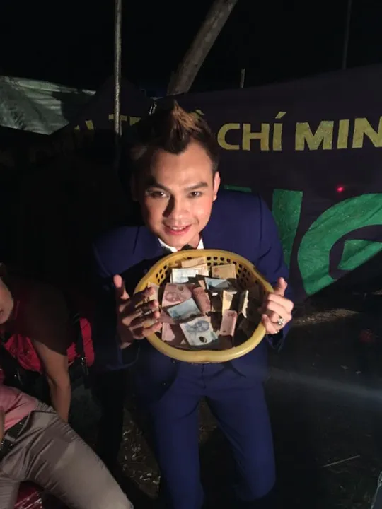 Cái rổ tiền từ thiện ấm áp nghĩa tình của khán giả dành cho Kim Tiểu Long