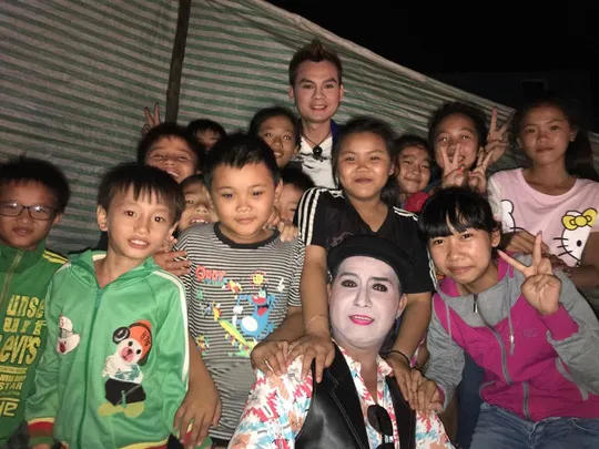 Kim Tiểu Long và đồng nghiệp chụp ảnh với khán giả thiếu nhi