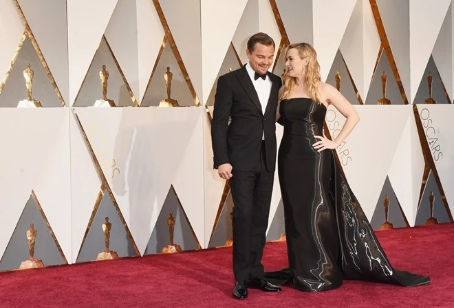 Khoảnh khắc ngọt ngào của các cặp đôi trên thảm đỏ Oscar