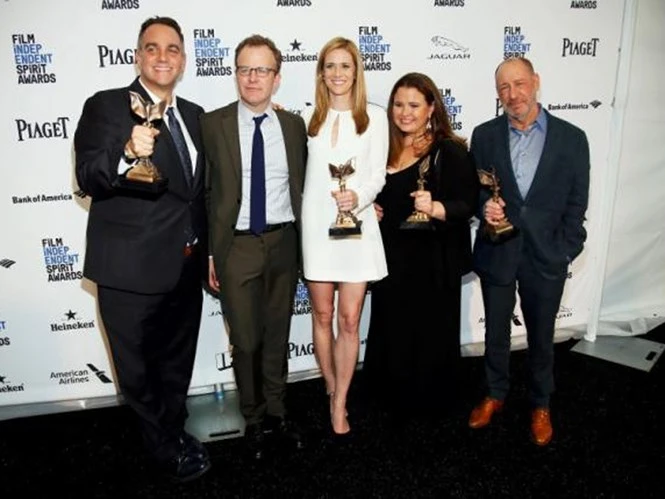 Đoàn phim Spotlight nhận giải - Ảnh: Reuters