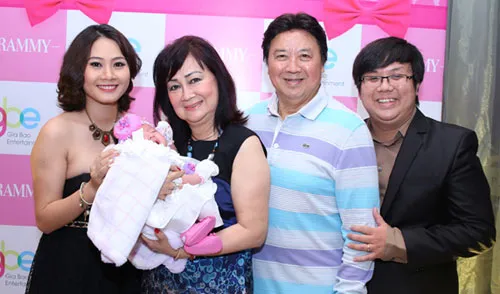 NSƯT Bảo Quốc (thứ hai, phải) trong tiệc mừng đầy tháng chắt nội tại TP.HCM. nsut-bao-quoc-nhap-vien-phau-thuat-khoi-u-o-gan