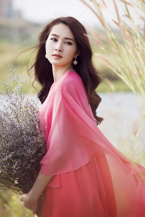 Đặng Thu Thảo đang được xem là nhan sắc sáng giá của năm 2016.