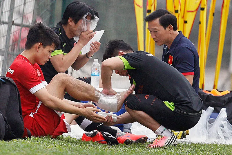 HLV Hữu Thắng chơi bóng cùng học trò ảnh 15