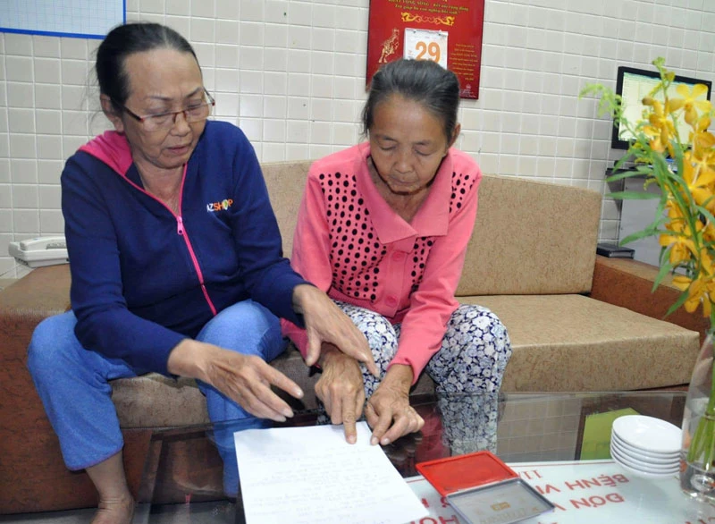 Bạn đọc báo Pháp Luật TP.HCM thanh toán viện phí cho chị Khê ảnh 1