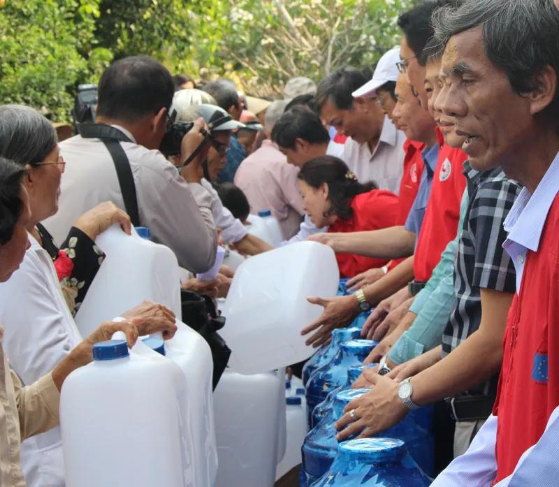 Hội Chữ thập đỏ cứu trợ nước uống cho người dân Bến Tre ảnh 3