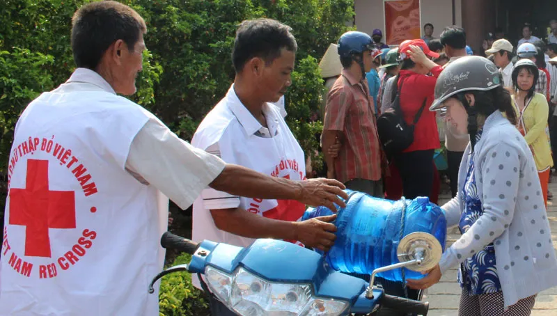 Hội Chữ thập đỏ cứu trợ nước uống cho người dân Bến Tre ảnh 1