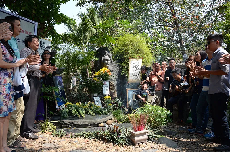 Hàng trăm người viếng thăm mộ Trịnh Công Sơn ảnh 11