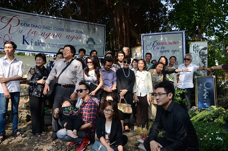 Hàng trăm người viếng thăm mộ Trịnh Công Sơn ảnh 2