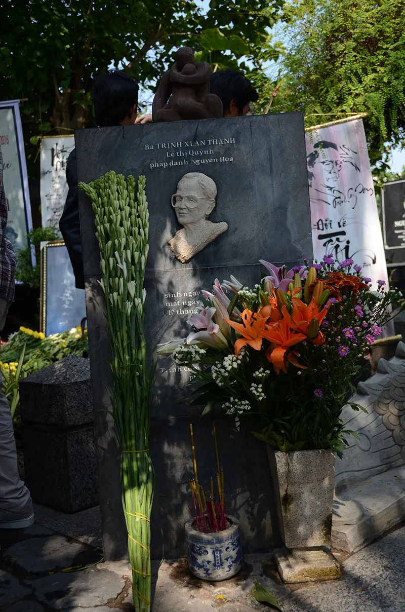 Hàng trăm người viếng thăm mộ Trịnh Công Sơn ảnh 7