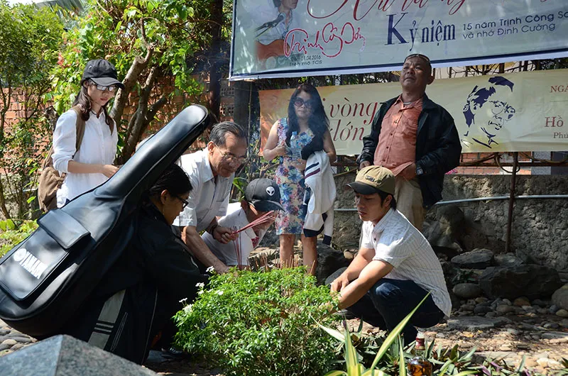 Hàng trăm người viếng thăm mộ Trịnh Công Sơn ảnh 8