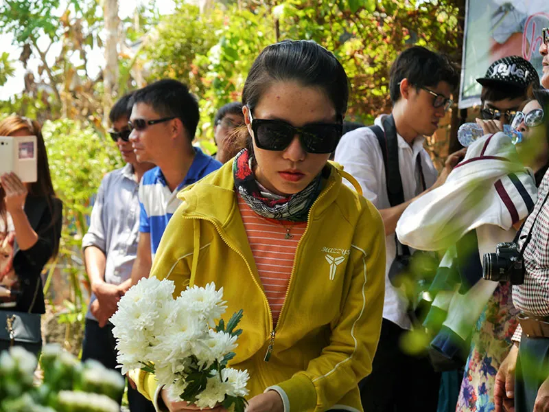 Hàng trăm người viếng thăm mộ Trịnh Công Sơn ảnh 9