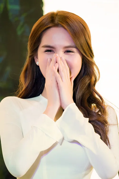 'Vòng eo 56' lột tả cuộc đời thật của Ngọc Trinh hay... ảnh 6 Bố mẹ Ngọc Trinh đi xem phim con gái đóng