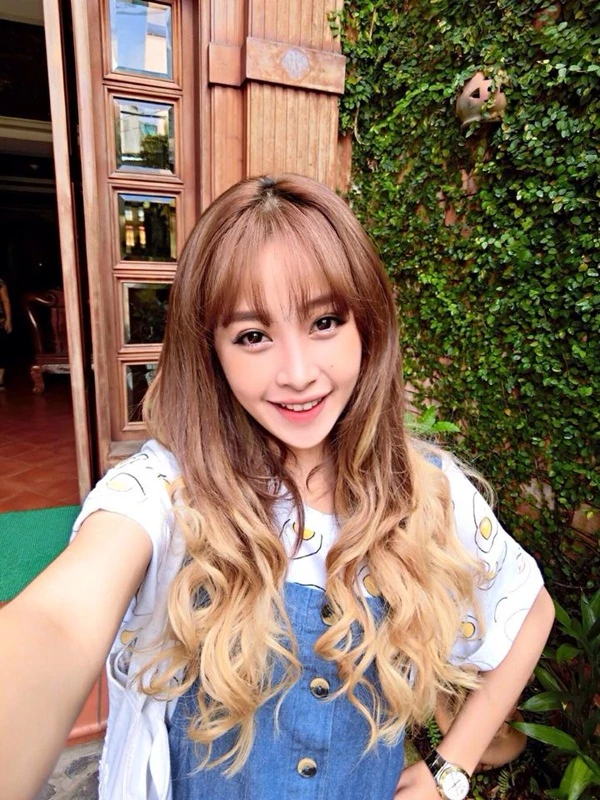  Tóc mái thưa càng giúp diễn viên 9X “ăn gian” tuổi. 