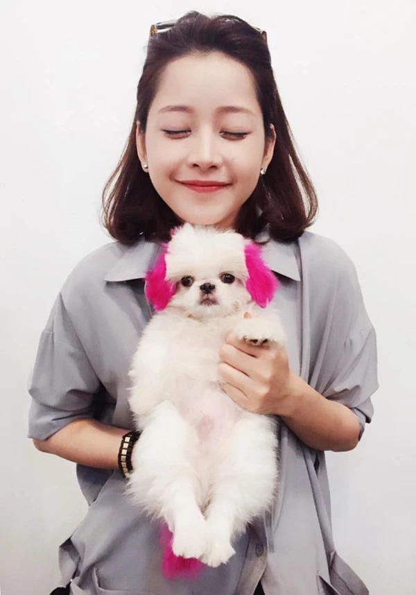 Vốn sở hữu gương mặt baby nên Chi Pu có phần trẻ lâu hơn nhiều mỹ nhân khác. Vẻ nhí nhảnh toát lên từ thần thái tự nhiên không chút diễn ở cô gái sinh năm 1993.