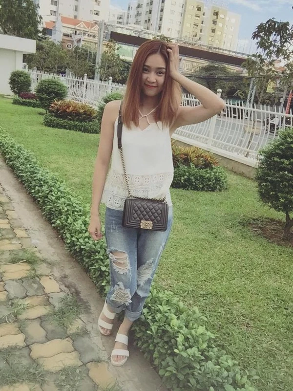 Lan Ngọc bụi bặm “giấu tuổi” với quần jeans rách.