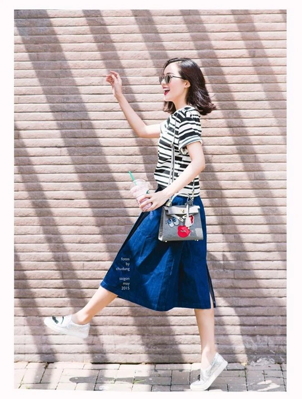 “Mỹ nữ vạn người mê” cũng được nhiều bạn trẻ theo dõi instagram vì phong cách thời trang mang tính cập nhật. Trong bức ảnh này, Hạ Vi nhí nhảnh như nữ sinh trung học khi mix áo T-shirt với váy jeans kết hợp giầy bệt, túi đeo họa tiết đôi môi, đôi mắt.