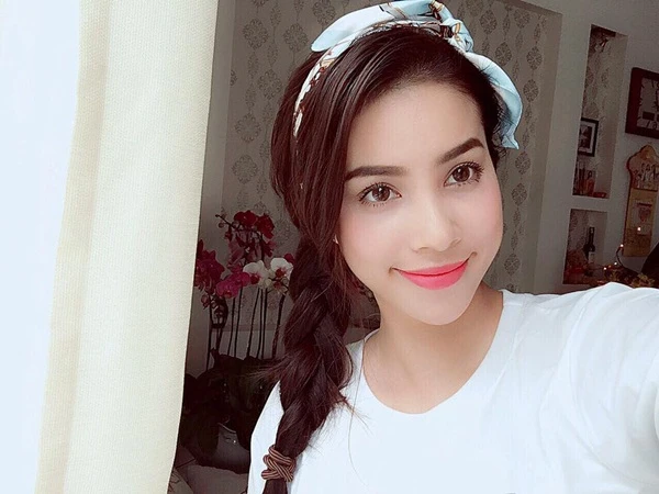 Phạm Hương tết tóc dịu dàng, thục nữ.