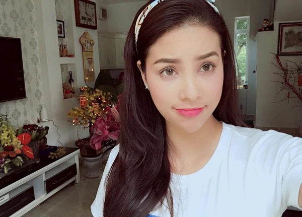 Cô đeo lens, thắt khăn turban như gái 18.