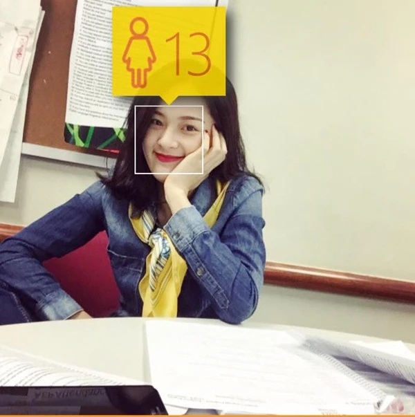 Hạ Vi được ứng dụng Facebook đoán mới chỉ 13 tuổi trong bức ảnh cô chụp tại lớp học.