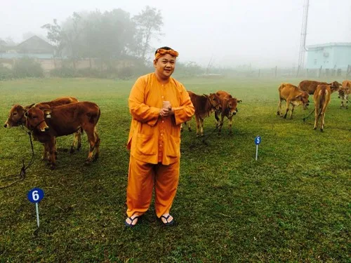 Những hình ảnh của Minh Béo trong Lục lạc vàng sẽ được thay thế bằng hình ảnh của MC mới Chí Trung. Ảnh: LLV.