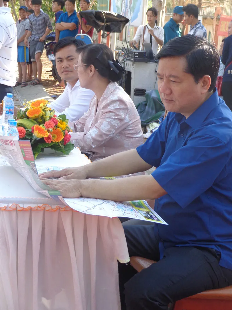 Bí thư Đinh La Thăng vẫy tay mời gọi người dân Cần Giờ đi xe buýt ảnh 2