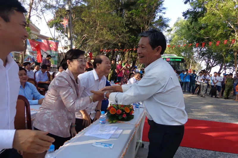 Bí thư Đinh La Thăng vẫy tay mời gọi người dân Cần Giờ đi xe buýt ảnh 3