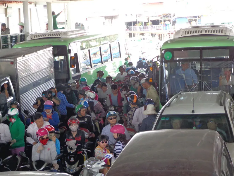 Bí thư Đinh La Thăng vẫy tay mời gọi người dân Cần Giờ đi xe buýt ảnh 4