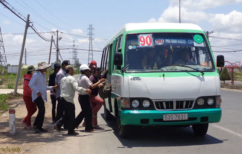 Bí thư Đinh La Thăng vẫy tay mời gọi người dân Cần Giờ đi xe buýt ảnh 8