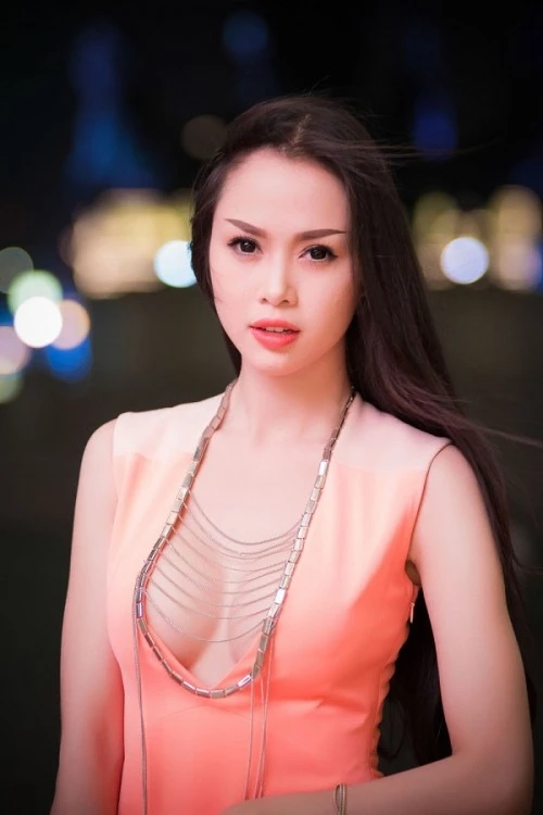 Những người đẹp Việt 'nghiện' váy khoe ngực