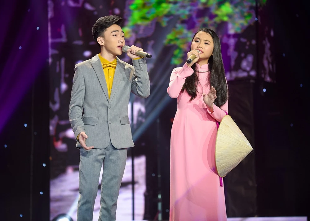 Trung Quang nhan mat khi Dan Truong hon luc dang quang hinh anh 5