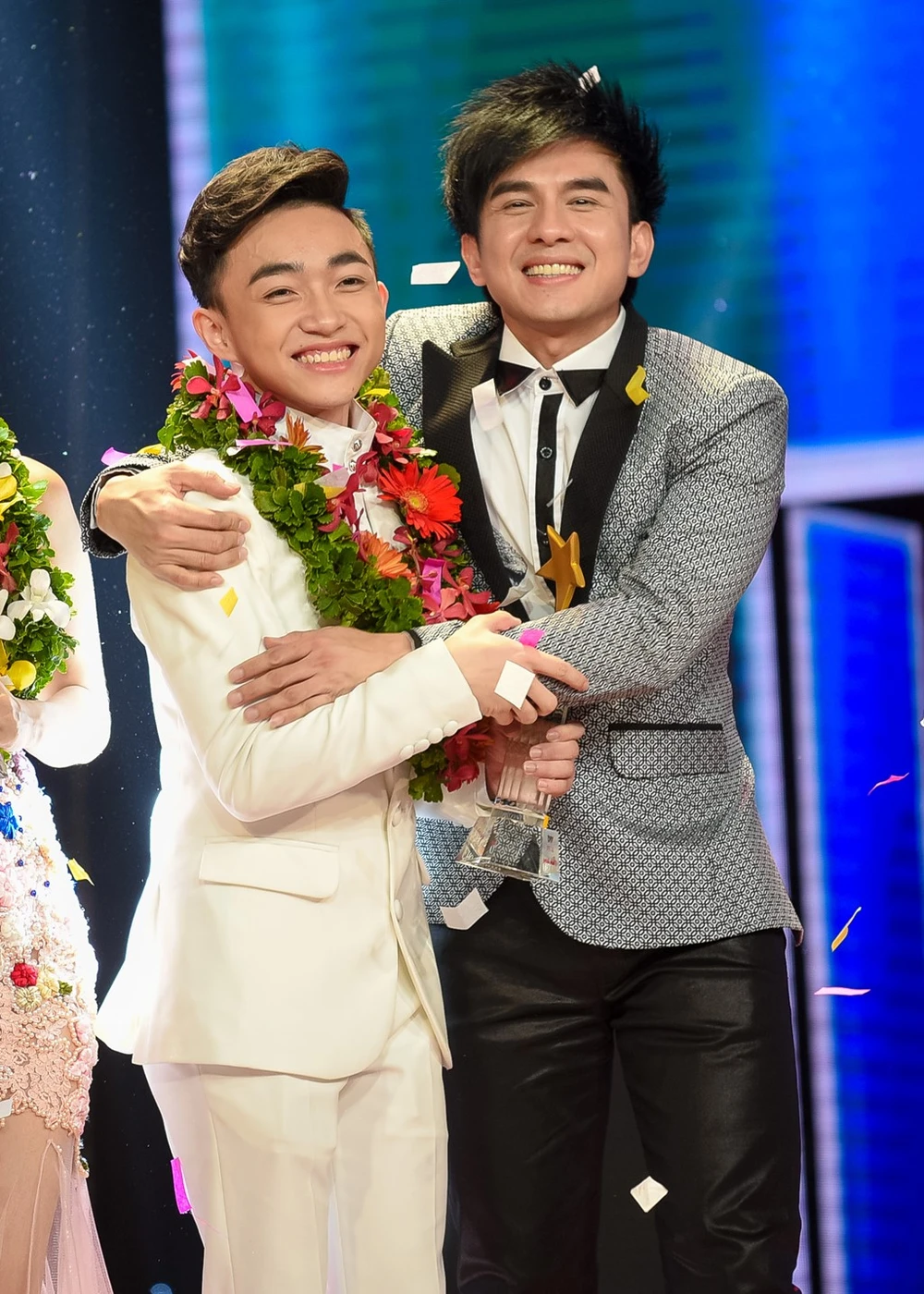 Trung Quang nhan mat khi Dan Truong hon luc dang quang hinh anh 1