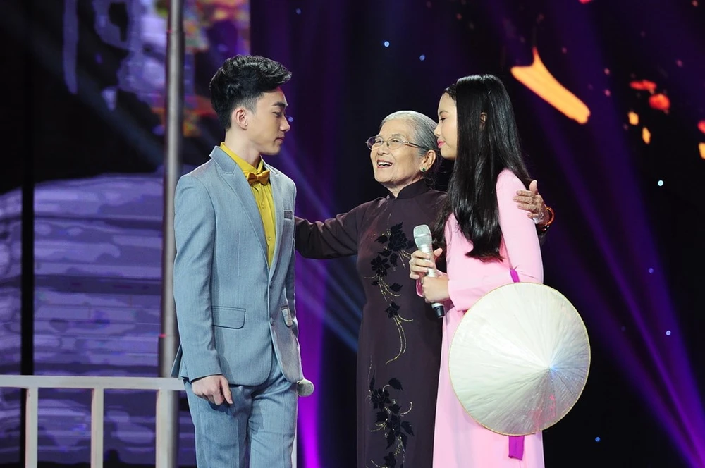 Trung Quang nhan mat khi Dan Truong hon luc dang quang hinh anh 4