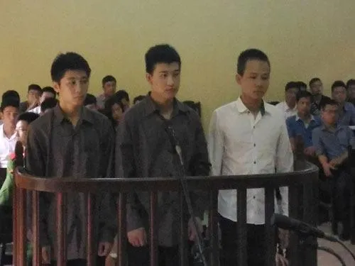 Phạm Anh Huy (giữa) cùng hai đồng phạm tại tòa