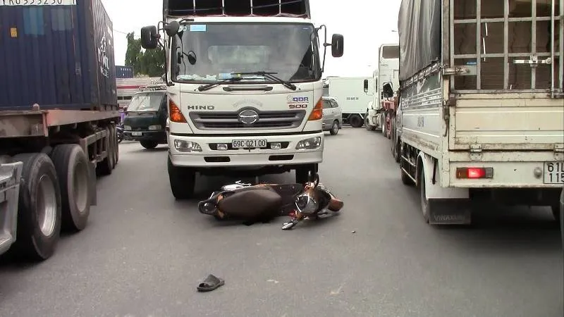 2 bà cháu lọt gầm xe tải, thoát chết trong gang tấc ảnh 2 2 bà cháu lọt gầm xe tải, thoát chết trong gang tấc ảnh 2