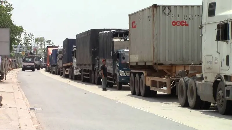 2 bà cháu lọt gầm xe tải, thoát chết trong gang tấc ảnh 1 2 bà cháu lọt gầm xe tải, thoát chết trong gang tấc ảnh 1